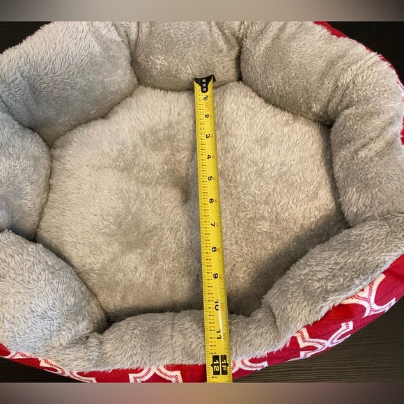 SOLD Small red/white pet bed, fluffy and soft, dog or cat - Picture 11 of 12